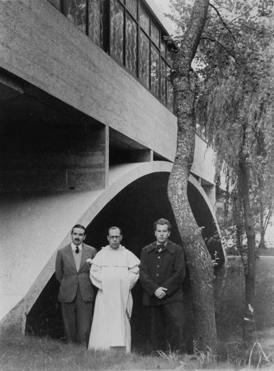 Alberto Williams en su casa del barrio de Belgrano, Buenos Aires.|Vista interior de la casa (casa del barrio de Belgrano, Buenos Aires).|Alberto Williams junto a su esposa Ima Paats.|Amancio Williams en 1915.|En Zoológico de Buenos Aires con su madre Irma Paats de Williams.|Amancio Williams a los 24 años.|Cumpliendo el servicio militar.|Cursando el primer año de la carrera de arquitectura.|Como aviador.|Delfina Galvez de Williams.|Amancio y Delfina con Verónica, su hija mayor.|En Tigre con sus hijos, Buenos Aires. 1951.|La escritora Delfina Bunge de Galvez, suegra de Amancio Williams.|El novelista Manuel Galvez, suegro de Amancio Williams.|Amancio Williams en la bendición de la casa sobre el arroyo en Mar del Plata, provincia de Buenos Aires.|En su estudio en Belgrano, Buenos Aires.|Foto dedicada por Le Corbusier a Amancio Williams en su visita a París en 1947.|Amancio Williams, retrato.|Junto a una escultura de Enio Iommi.|Amancio Williams junto al presidente de Brasil, Kubitchek, en la exposición de obras de André Bloc, en el Museo de Arte Moderno de Río de Janeiro, Brasil.|Junto a André Bloc en el Museo de Arte Moderno de Río de Janeiro, Brasil.|Su amigo Rodolfo Alcorta.|Su amigo Ignacio Pirovano.|Amancio Williams con el entonces Presidente de la República Argentina, Arturo Frondizi.|Exponiendo sus trabajos.|Junto a su esposa y sus ocho hijos.|Amancio Williams junto al retrato de su madre, realizado por el pintor Schiaffino. Abril de 1967.|Amancio Williams junto a sus alumnos en el taller.|Junto a Reginald Malcomson en la Embajada de USA.|Junto a Emilio Pettoruti.|Amancio Williams junto a Indirah Ghandi y Emb. Sanyal en Embajada de la India. 1968.|Con Walter Gropius en casa de Amancio Williams, Buenos Aires. Diciembre de 1968.|Junto a Roberto Burle Marx.|Amancio Williams en 1971, retrato de su amigo Horacio Cóppola.|Sentado al borde del Riachuelo.|Amancio Williams junto al Presidente del Perú, Arq. Fernando Belaunde Terry.|En su casa de Belgrano, junto a sus dibujos. 1982.|Amancio Williams. Noviembre de 1980.|Amancio Williams, retrato. 1965.||||||||||