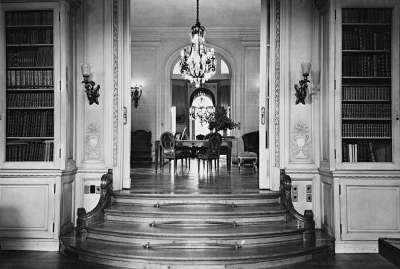 Alberto Williams en su casa del barrio de Belgrano, Buenos Aires.|Vista interior de la casa (casa del barrio de Belgrano, Buenos Aires).|Alberto Williams junto a su esposa Ima Paats.|Amancio Williams en 1915.|En Zoológico de Buenos Aires con su madre Irma Paats de Williams.|Amancio Williams a los 24 años.|Cumpliendo el servicio militar.|Cursando el primer año de la carrera de arquitectura.|Como aviador.|Delfina Galvez de Williams.|Amancio y Delfina con Verónica, su hija mayor.|En Tigre con sus hijos, Buenos Aires. 1951.|La escritora Delfina Bunge de Galvez, suegra de Amancio Williams.|El novelista Manuel Galvez, suegro de Amancio Williams.|Amancio Williams en la bendición de la casa sobre el arroyo en Mar del Plata, provincia de Buenos Aires.|En su estudio en Belgrano, Buenos Aires.|Foto dedicada por Le Corbusier a Amancio Williams en su visita a París en 1947.|Amancio Williams, retrato.|Junto a una escultura de Enio Iommi.|Amancio Williams junto al presidente de Brasil, Kubitchek, en la exposición de obras de André Bloc, en el Museo de Arte Moderno de Río de Janeiro, Brasil.|Junto a André Bloc en el Museo de Arte Moderno de Río de Janeiro, Brasil.|Su amigo Rodolfo Alcorta.|Su amigo Ignacio Pirovano.|Amancio Williams con el entonces Presidente de la República Argentina, Arturo Frondizi.|Exponiendo sus trabajos.|Junto a su esposa y sus ocho hijos.|Amancio Williams junto al retrato de su madre, realizado por el pintor Schiaffino. Abril de 1967.|Amancio Williams junto a sus alumnos en el taller.|Junto a Reginald Malcomson en la Embajada de USA.|Junto a Emilio Pettoruti.|Amancio Williams junto a Indirah Ghandi y Emb. Sanyal en Embajada de la India. 1968.|Con Walter Gropius en casa de Amancio Williams, Buenos Aires. Diciembre de 1968.|Junto a Roberto Burle Marx.|Amancio Williams en 1971, retrato de su amigo Horacio Cóppola.|Sentado al borde del Riachuelo.|Amancio Williams junto al Presidente del Perú, Arq. Fernando Belaunde Terry.|En su casa de Belgrano, junto a sus dibujos. 1982.|Amancio Williams. Noviembre de 1980.|Amancio Williams, retrato. 1965.||||||||||